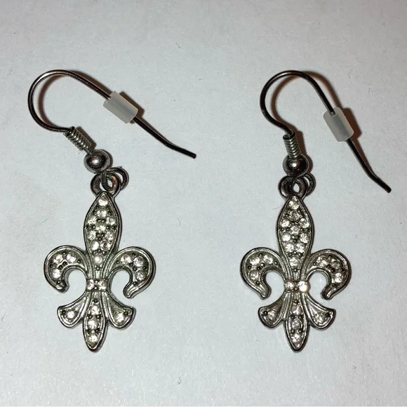 Fleur de Lis Silver Drop Hook Dangling Earrings New Orleans Cocktail Jewelry - Picture 9 of 12